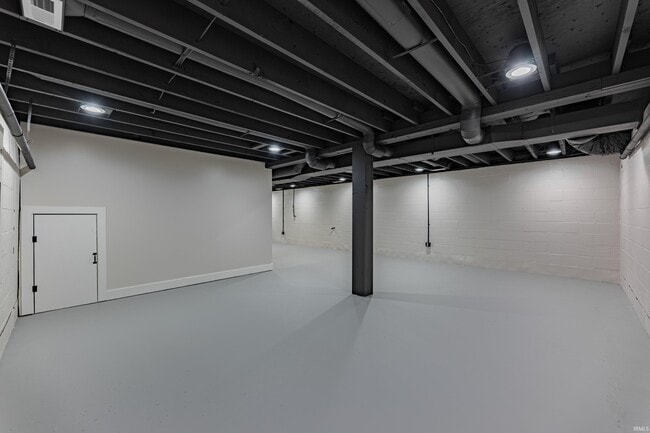 Building Photo - 911 Mayfair Dr