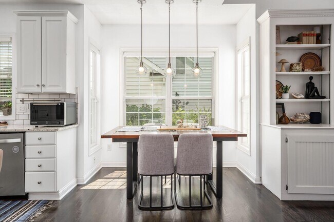 Building Photo - 7179 Fernridge Dr