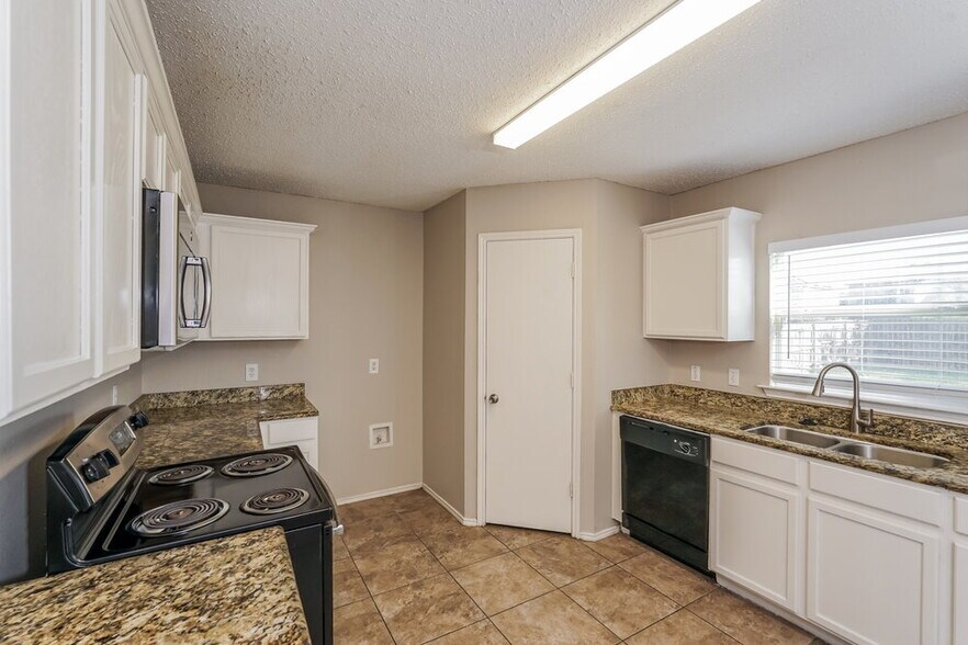 Building Photo - 7001 Baybridge Dr