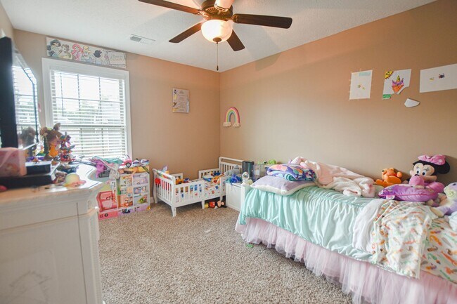 Building Photo - Pet Friendly Four Bedroom!