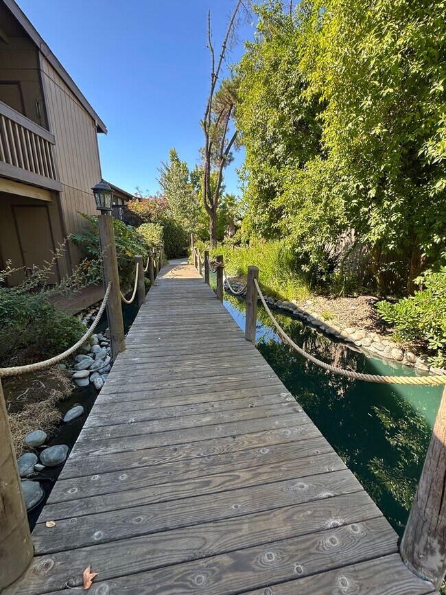 Building Photo - Cute and Cozy 1 Bedroom Condo in Gated Tim...