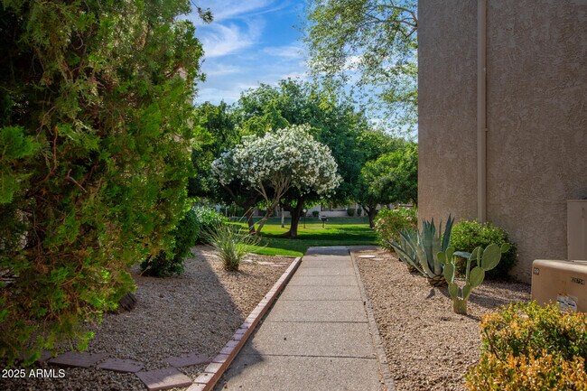Building Photo - 8649 E Royal Palm Rd
