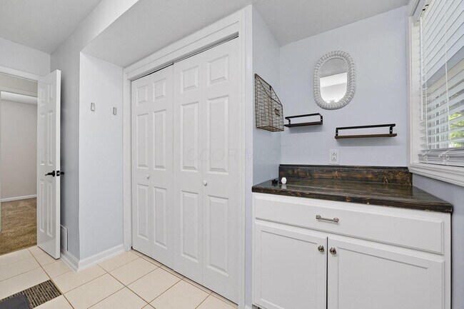 Building Photo - 455 Lakeview Dr