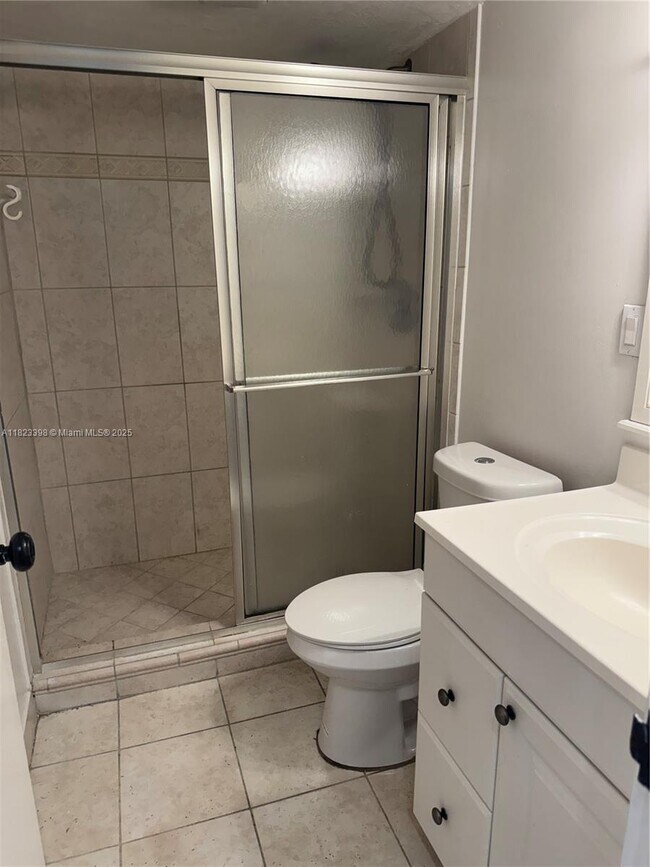Building Photo - 250 Jacaranda Dr