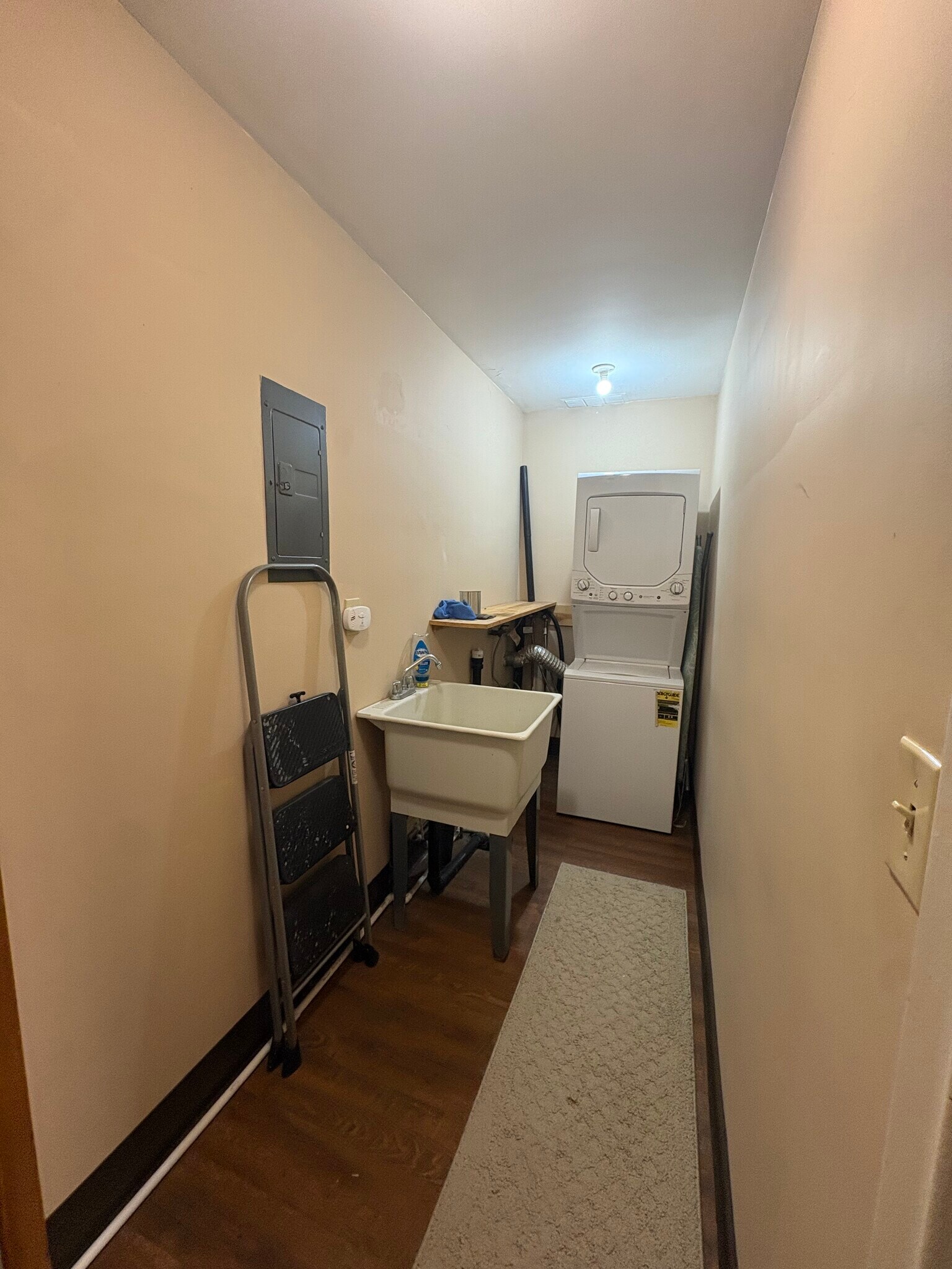 Building Photo - 817 Hollywood Cir