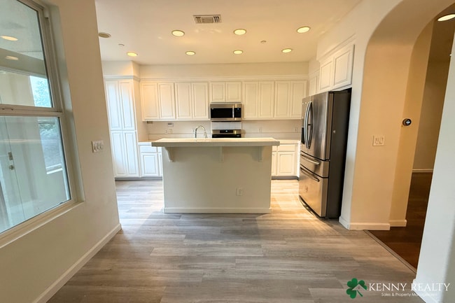 Building Photo - Townhome in the Peninsula's Most Walkable Neighborhood