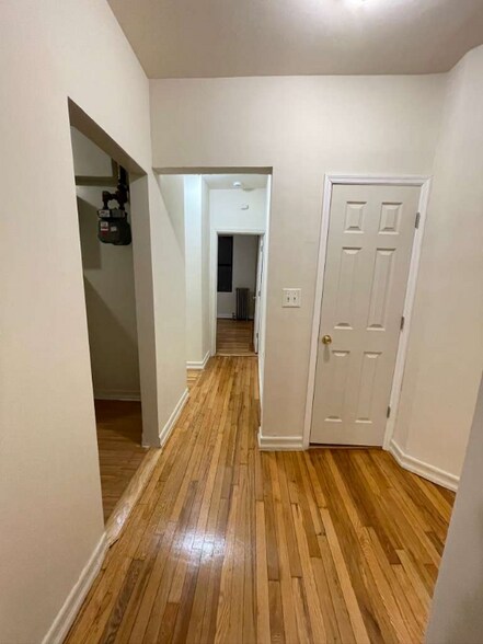 Building Photo - 3210 Kingsbridge Ave