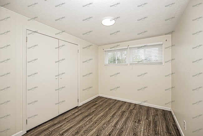 Building Photo - 9965 Crestwood Dr