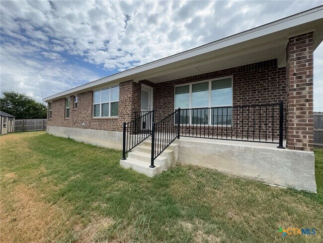 Building Photo - 907 Holliday Dr