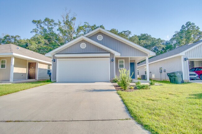 Building Photo - North Pensacola newer construction home– O...