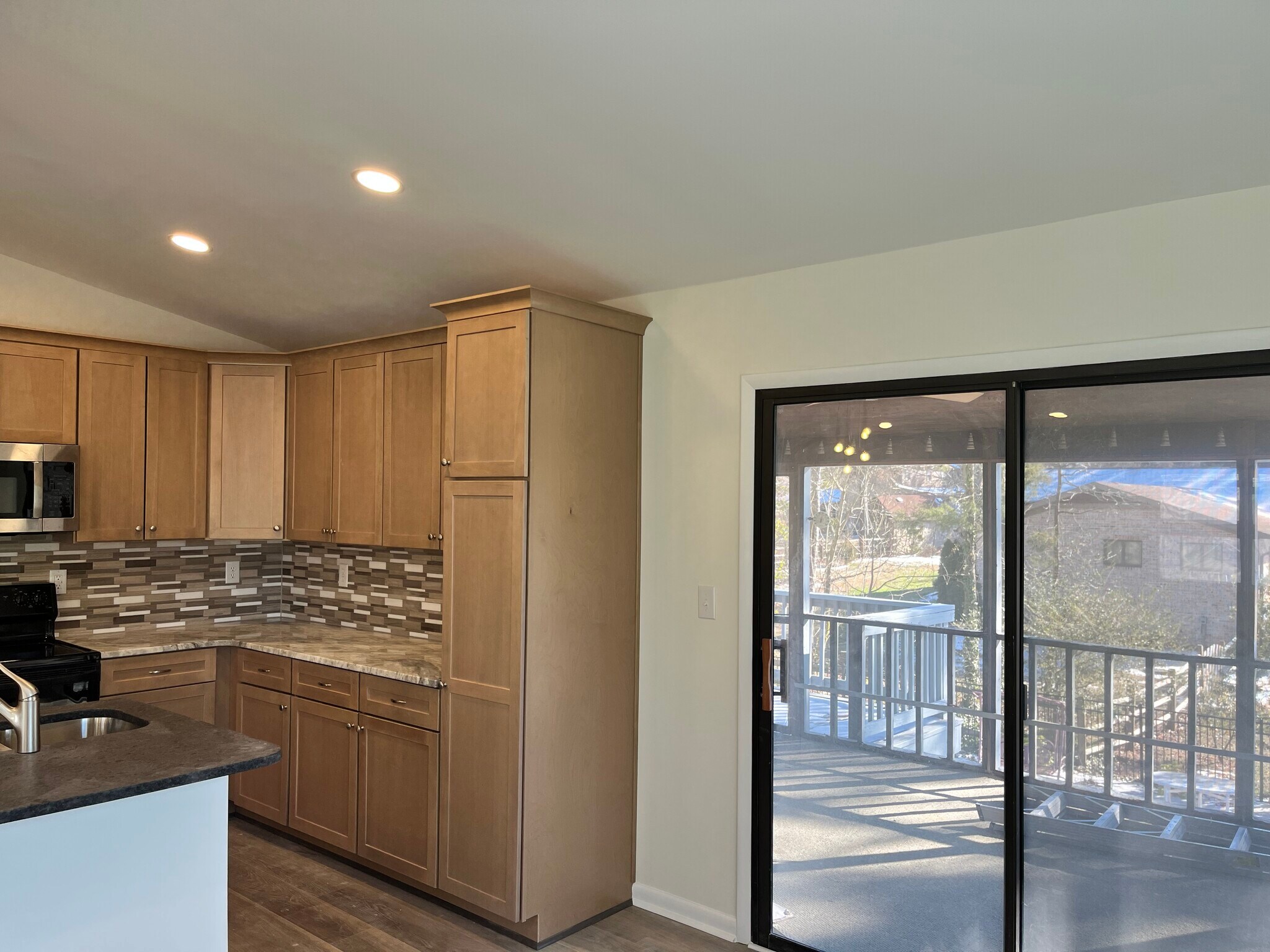 Building Photo - 245 Lakeshore Dr