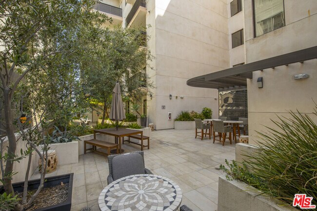 Building Photo - 118 S Kenwood St