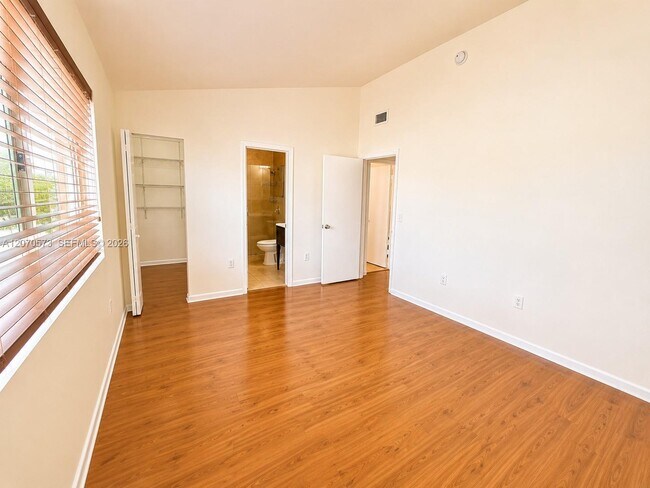 Building Photo - 6235 SW Kendale Lakes Cir