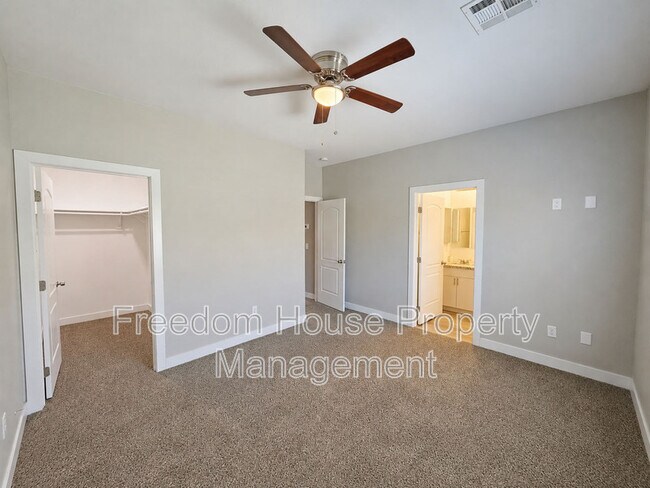 Building Photo - 1121 Sixshooter Ave