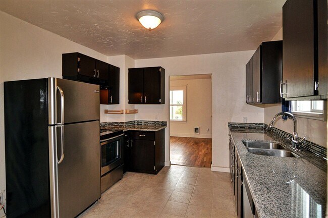 Building Photo - Spacious South Tacoma Home with Modern Updates & Fenced Yard