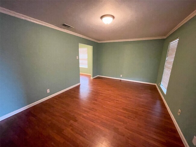 Building Photo - 1714 Crescent Dr