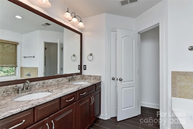 Building Photo - 549 Daventry Ct