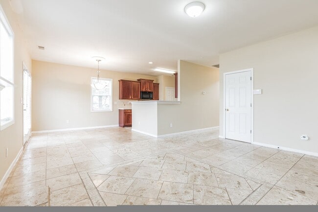 Building Photo - Spacious 4 bedroom, 2.5 bath Home Coming A...