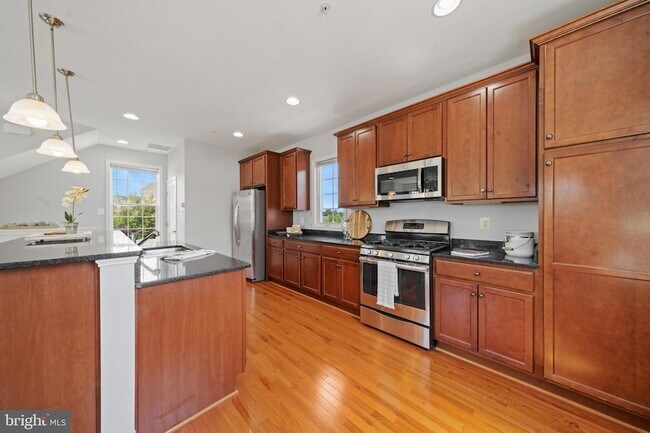 Building Photo - 304 Parkview Ave