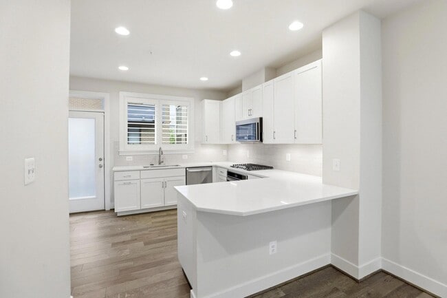 Building Photo - 6924 Rockledge Dr