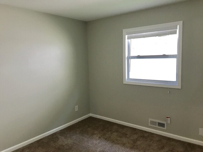 Building Photo - Robbinsdale's 3-Bedroom Home with Walk-Out Deck!