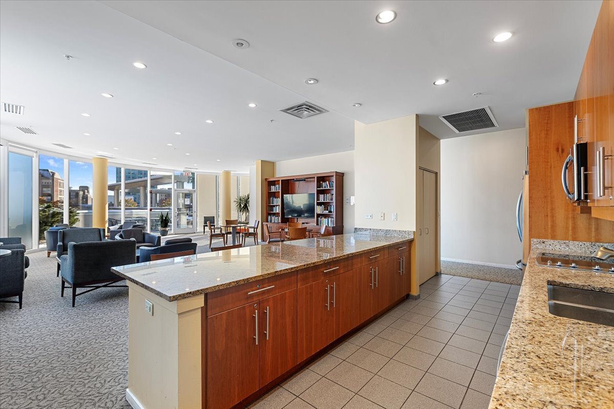 Building Photo - 807 Davis St