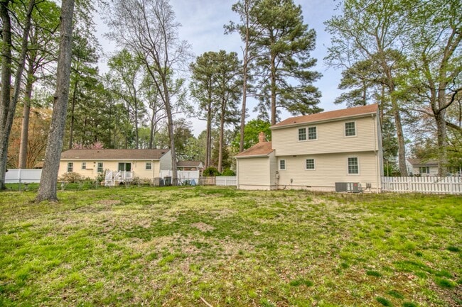 Building Photo - Great Location in Williamsburg!