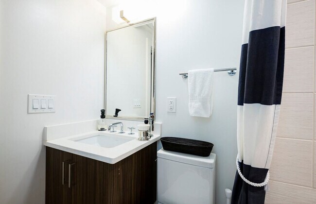 Building Photo - 616 D St SE