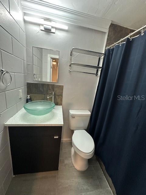 Building Photo - 1800 Lucerne Ter