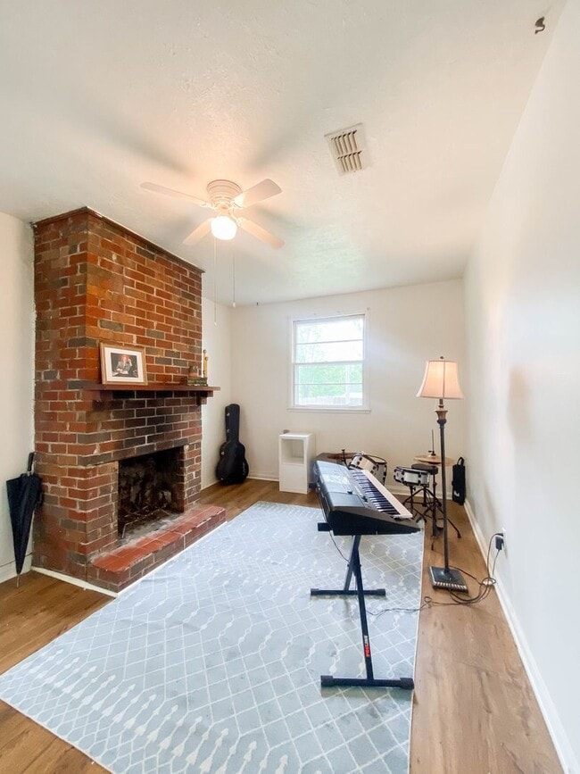 Building Photo - Beautiful 3 bedroom 2 bathroom brick home ...