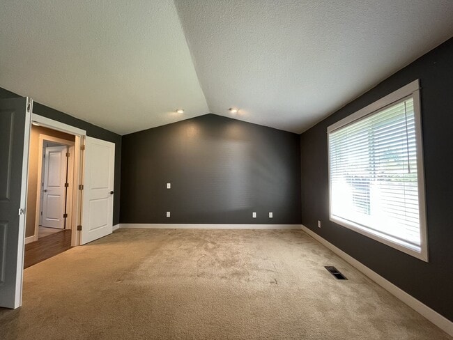 Building Photo - Beautiful Single-Level 3 Bedroom Home with Modern Kitchen and Open Floor Plan