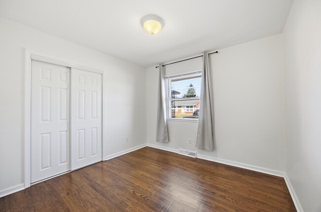 Building Photo - 2147 Palms Dr