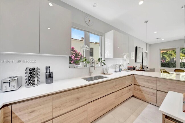 Building Photo - 544 N Victoria Park Rd