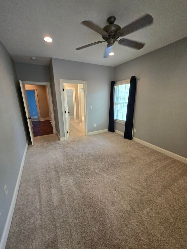 Building Photo - Luxury 4-Bedroom Home with Outdoor Oasis i...