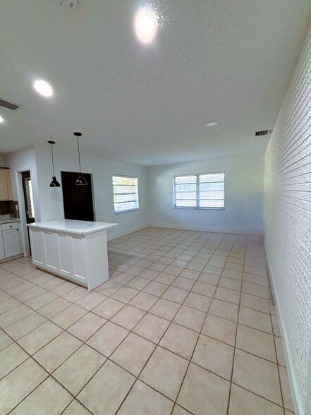 Building Photo - 1117 NE 10th St