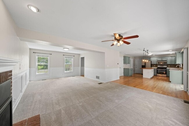 Building Photo - 406 Lakewood Dr