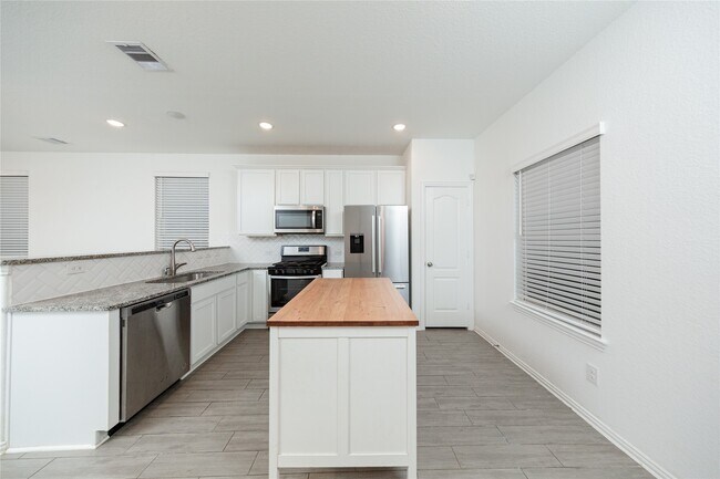 Building Photo - 31206 Whitfield Ct