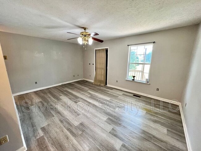 Building Photo - 210 Chota Vw