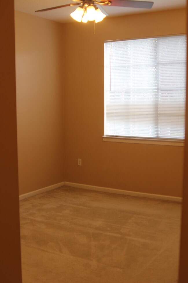 Building Photo - 4203 Myrtlewood Cir E