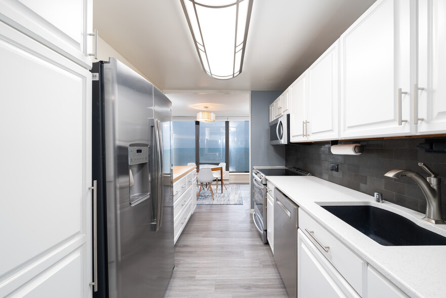 Kitchen - 5445 N Sheridan Rd