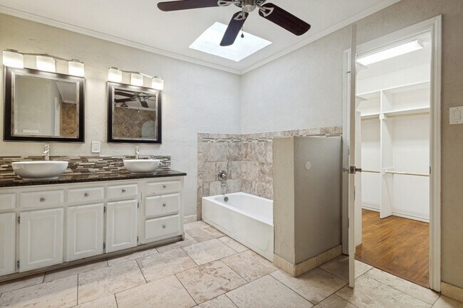 Building Photo - 104 Summit Cove