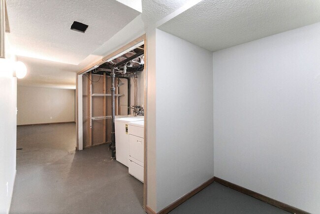 Building Photo - Updated 5 bedroom 2 bath single family house