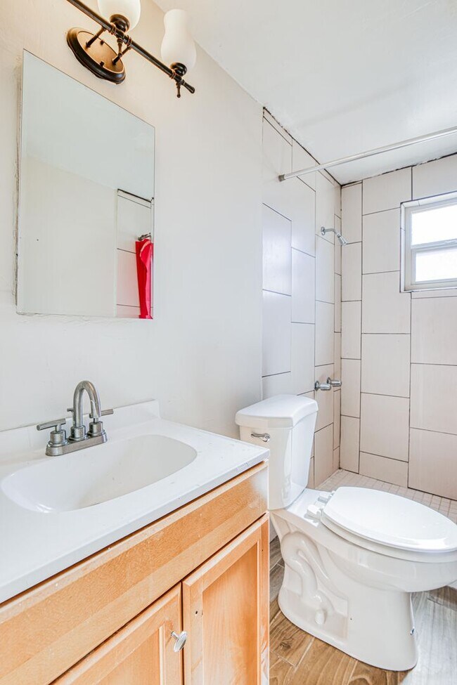 Building Photo - Great Location