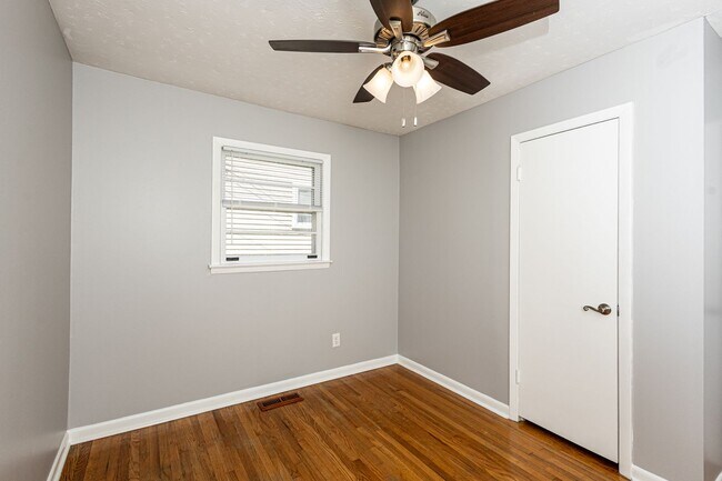 Building Photo - Charming 2-Bed, 1-Bath House in Prime Sout...