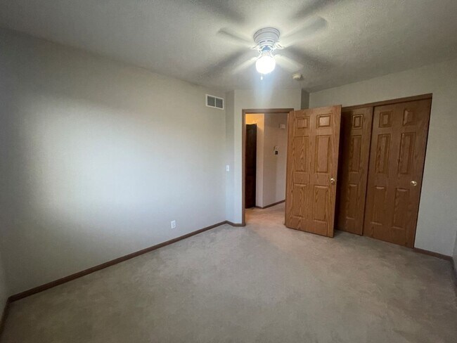 Building Photo - Home For Rent Bellevue.