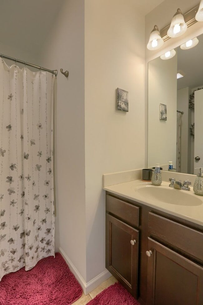 Building Photo - Newer build 2,000 sq ft 3/BR 2.5 bath luxury townhome FULLY FURNISHED