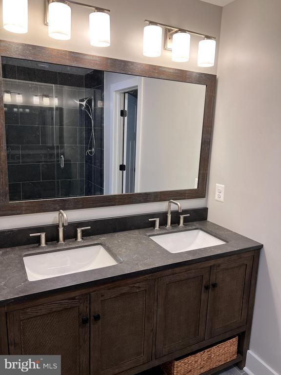 Building Photo - 210 Point Ln