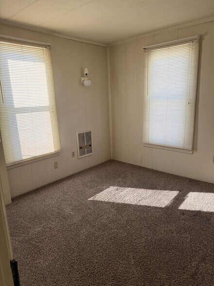 Building Photo - 230 Adelia St