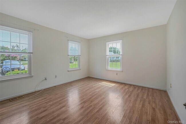 Building Photo - 2555 Youngs Ave