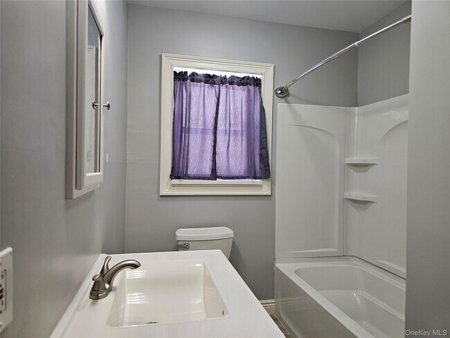 Building Photo - 3 Shadylawn Pl